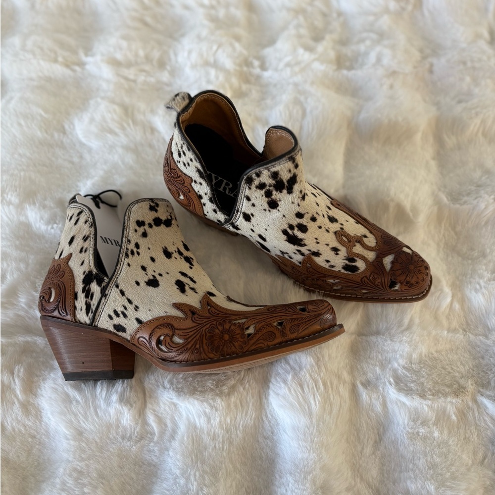 MYRA- WEST STREET WESTERN HAND-TOOLED BOOTIES IN BLACK & WHITE - Picture 3 of 12